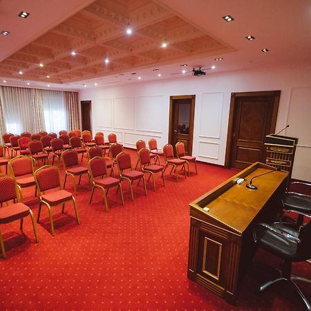 Star Hill Hotel & Spa Prishtine Bagian luar foto