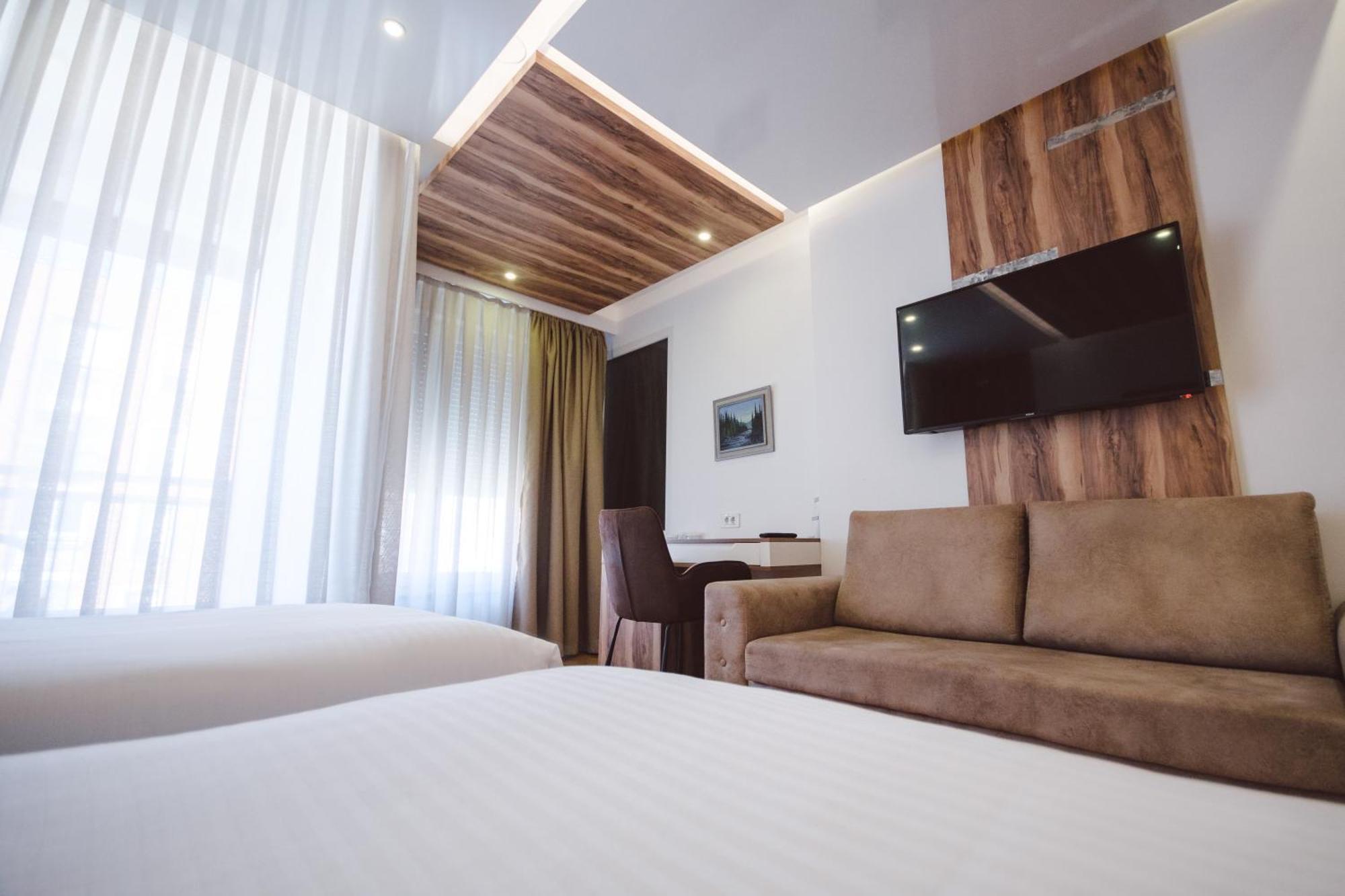 Star Hill Hotel & Spa Prishtine Bagian luar foto