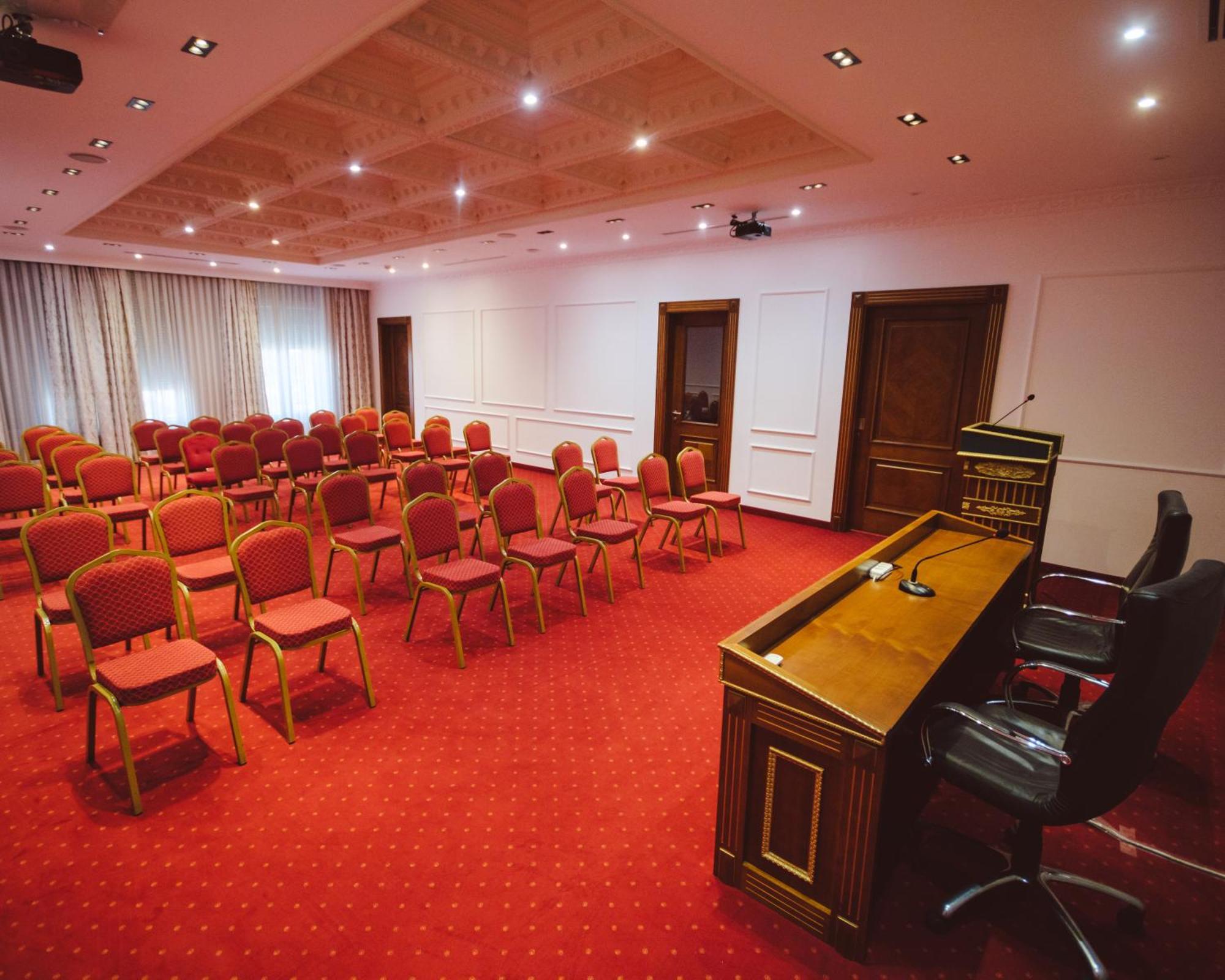 Star Hill Hotel & Spa Prishtine Bagian luar foto