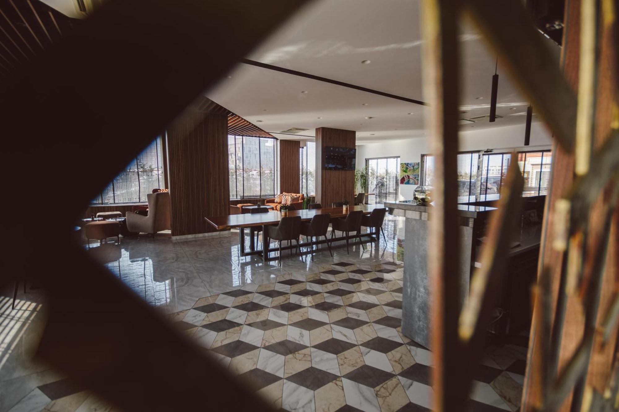 Star Hill Hotel & Spa Prishtine Bagian luar foto