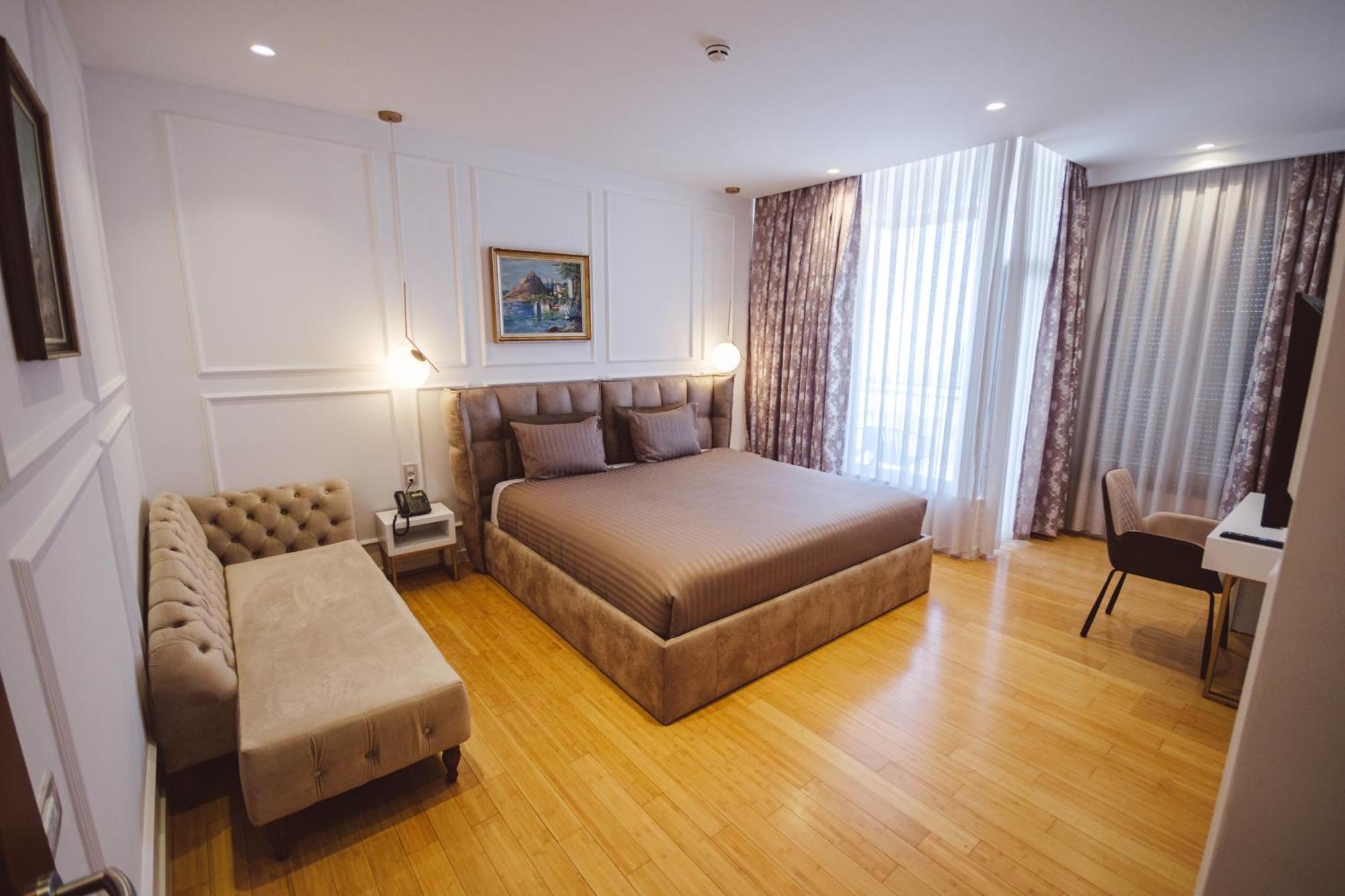 Star Hill Hotel & Spa Prishtine Bagian luar foto