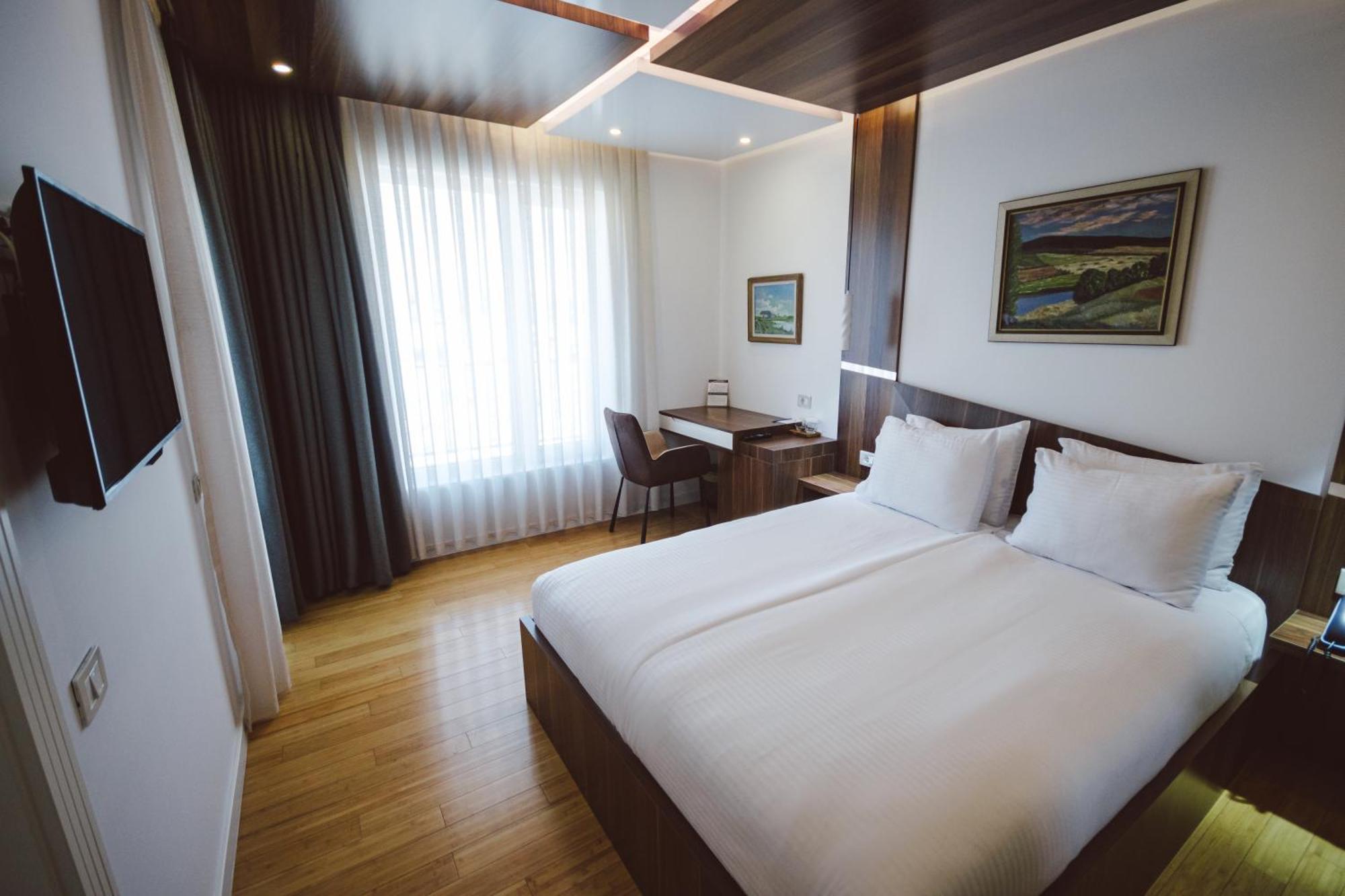 Star Hill Hotel & Spa Prishtine Bagian luar foto
