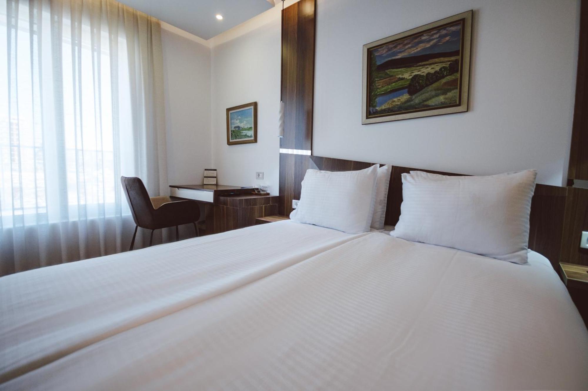 Star Hill Hotel & Spa Prishtine Bagian luar foto